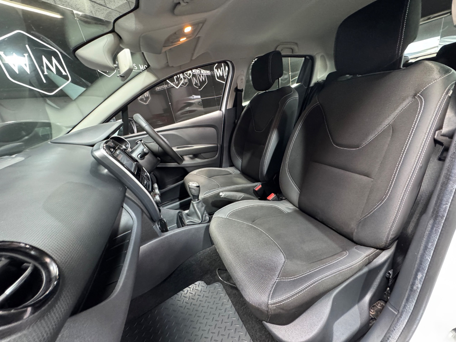 2017 Renault Clio - image 18
