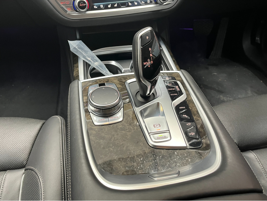 2017 BMW 7 Series - image 24