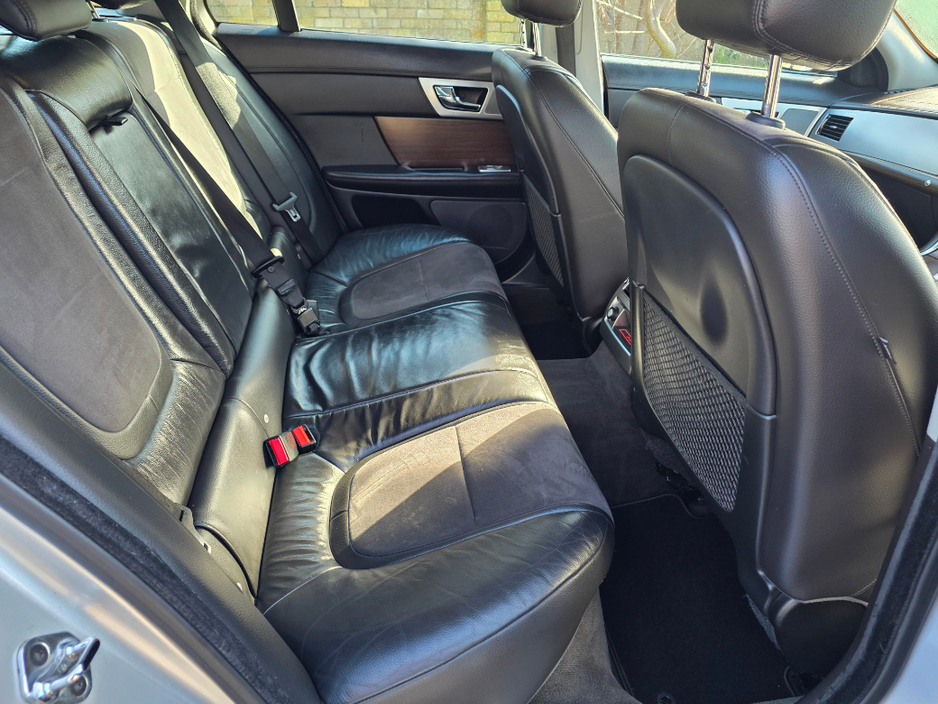 2014 Jaguar XF - image 10