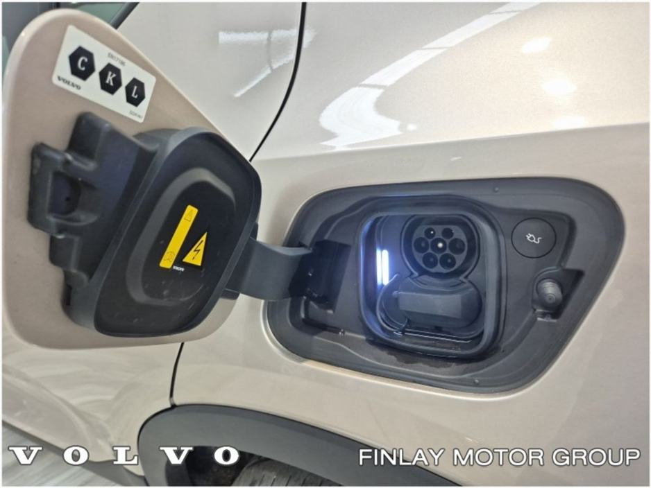 2023 Volvo XC40 - image 23