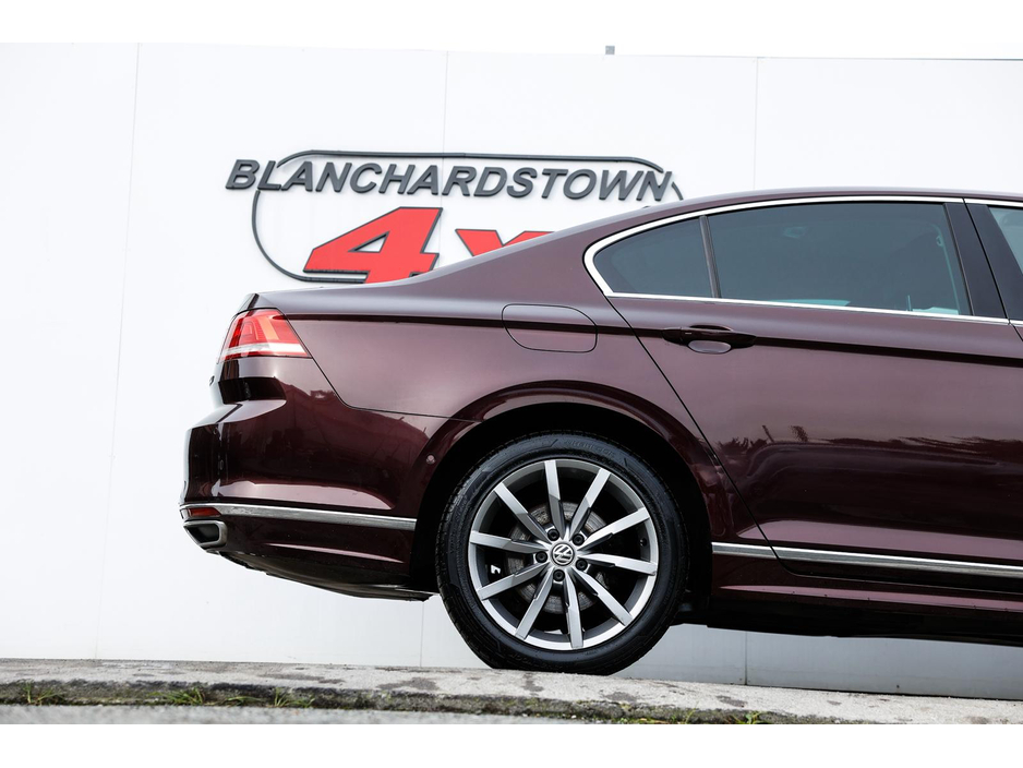 2017 Volkswagen Passat - image 6