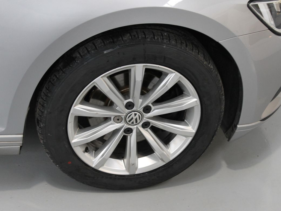 2019 Volkswagen Passat - image 27