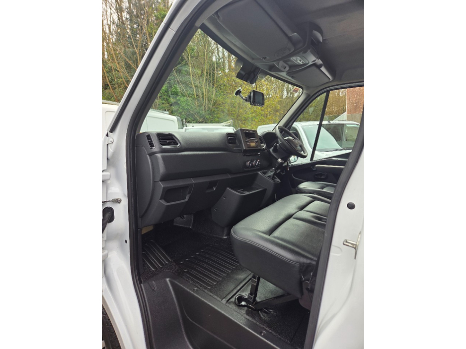 2021 Opel Movano - image 10