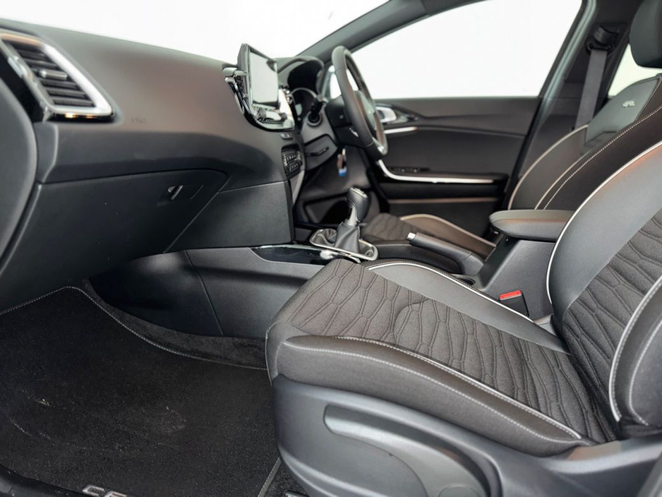 2025 Kia Ceed - image 3