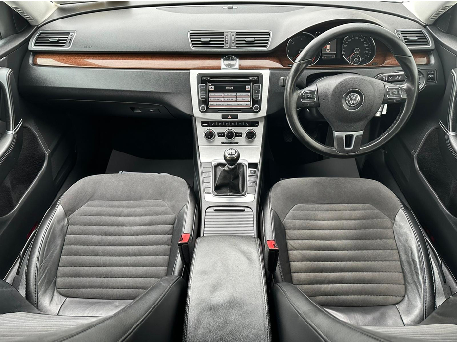 2012 Volkswagen Passat - image 15