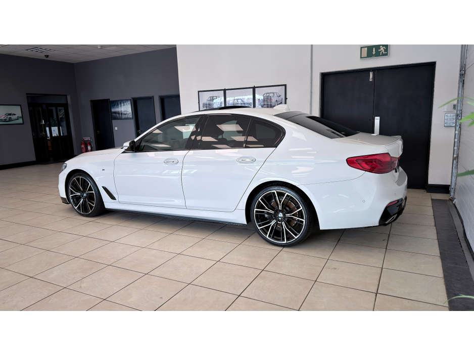 2018 BMW 5 Series - image 8