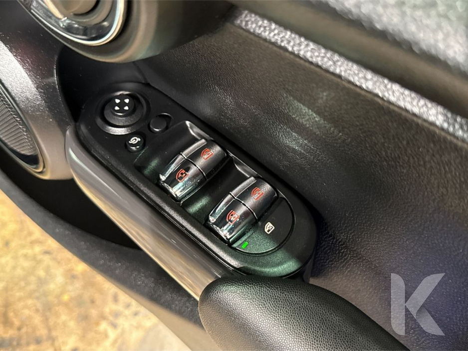 2017 MINI Cooper 1.5 AUTOMATIC - BLUE 2 TONE - FACTORY ALLOY WHEELS - REAR CAMERA €14,950