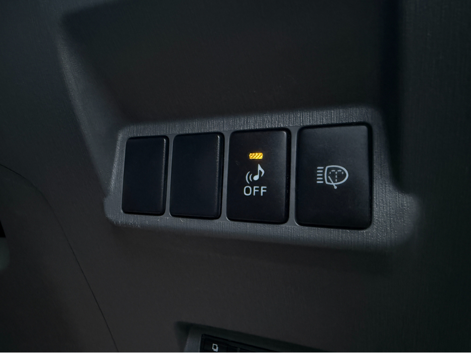 2014 Toyota Prius Alpha - image 11