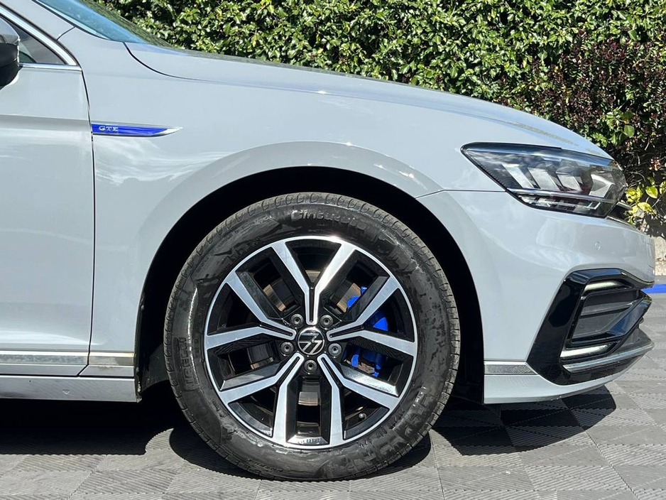 2022 Volkswagen Passat - image 9