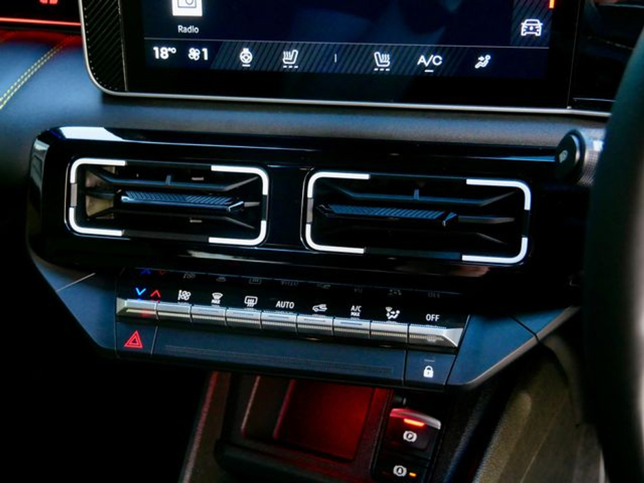 2025 Renault 5 - image 24