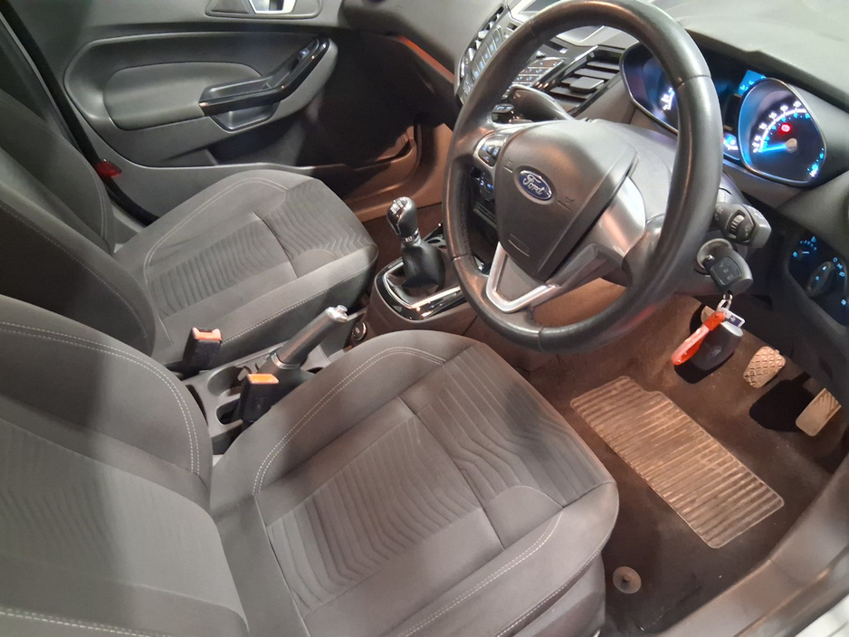 2015 Ford Fiesta - image 6