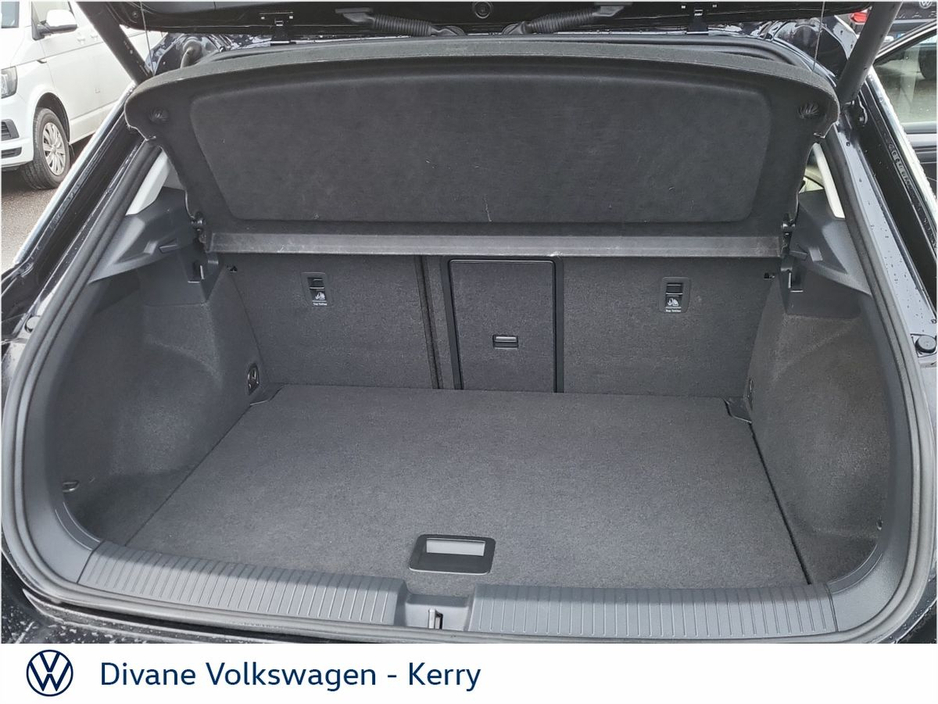 2023 Volkswagen T-Roc - image 10
