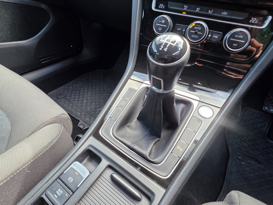 2016 Volkswagen Golf - image 18