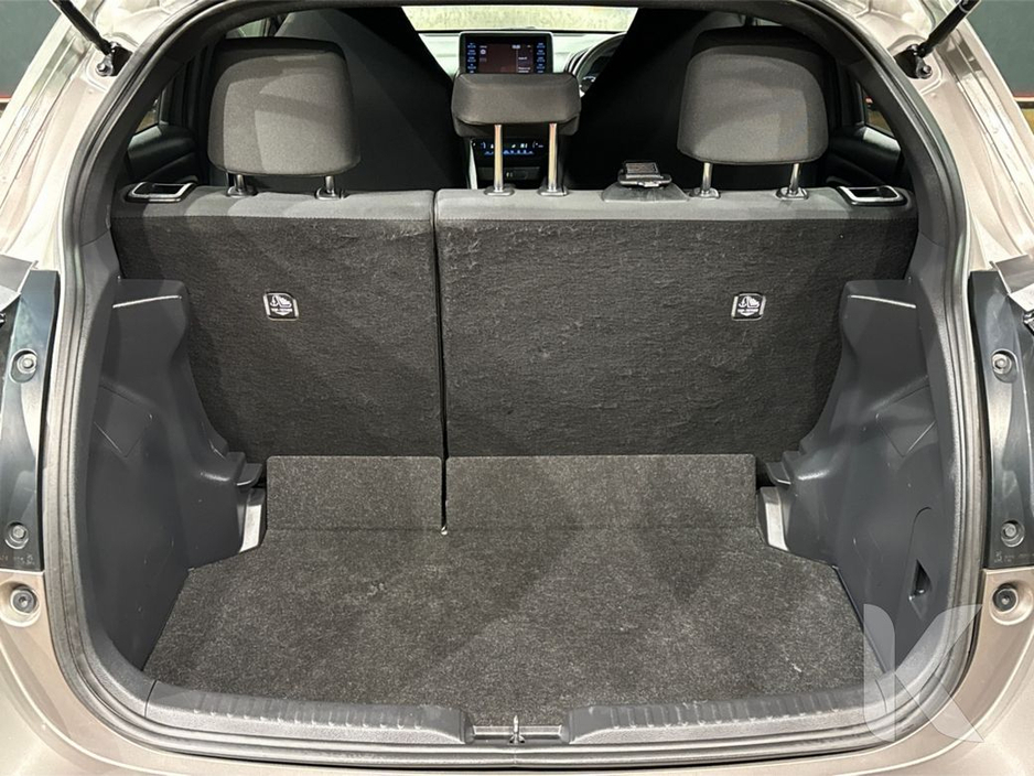 2021 Toyota Yaris - image 10