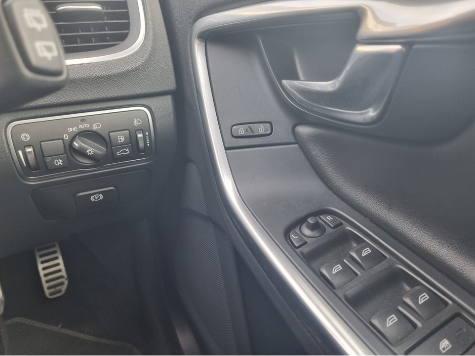 2015 Volvo V60 - image 19