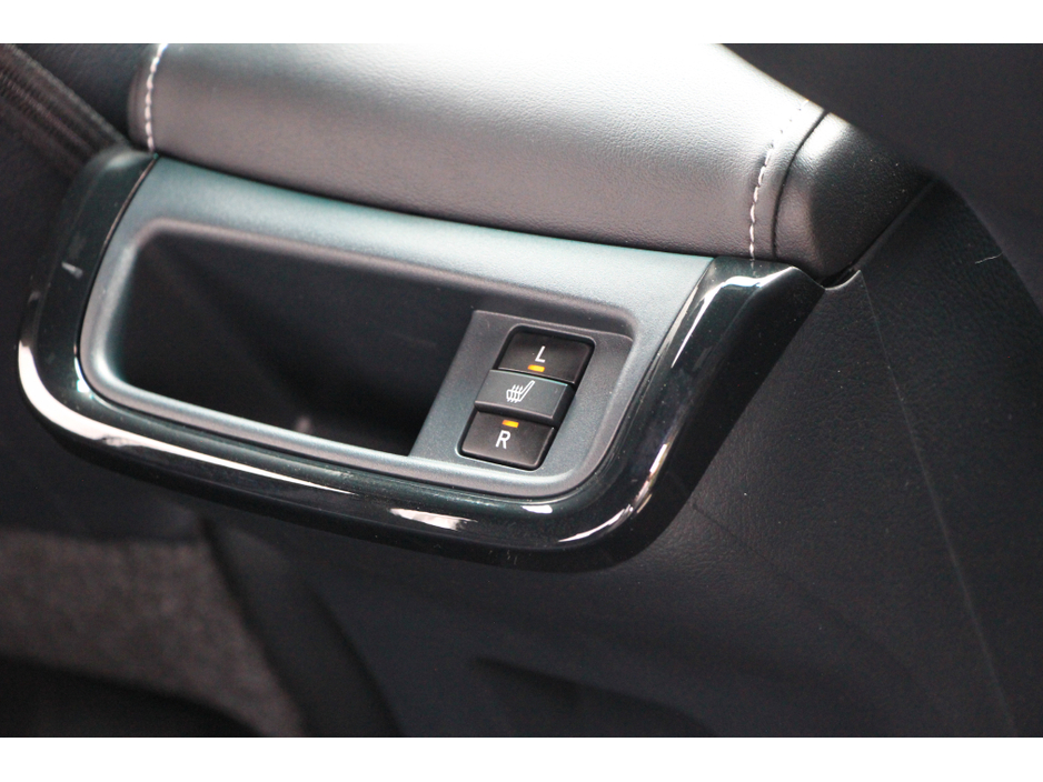 2025 Toyota Hilux Invincible X * Roll cover and bars inc €66,358