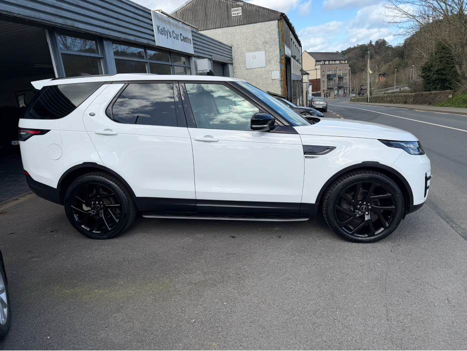 2020 Land Rover Discovery - image 8