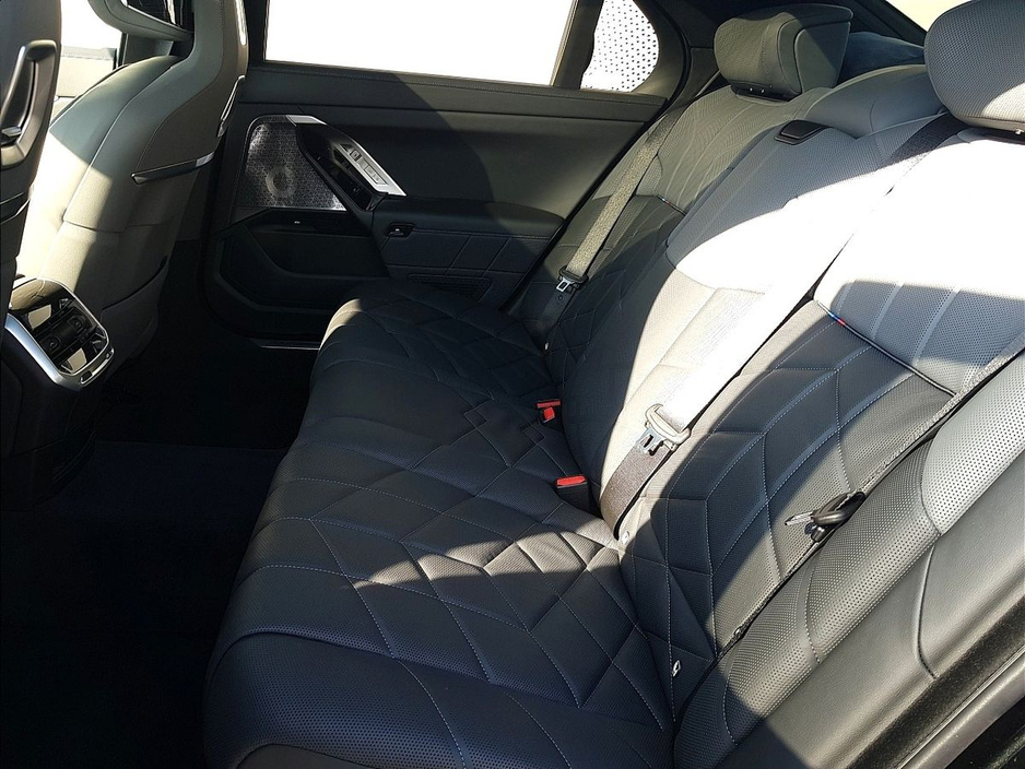 2025 BMW 7 Series - image 20