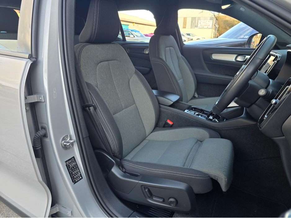 2023 Volvo XC40 - image 11