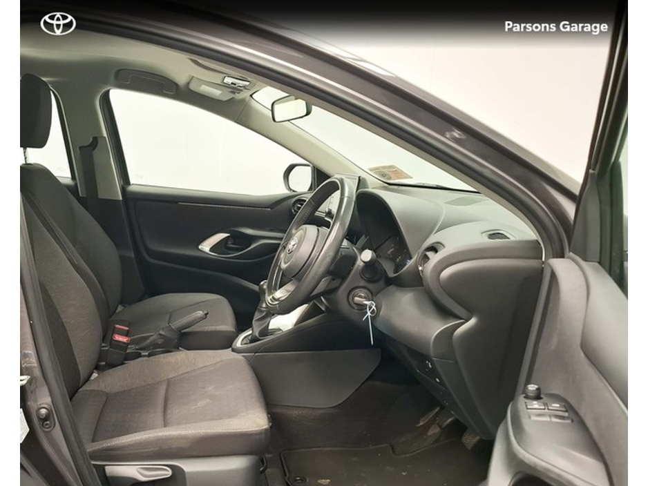 2023 Toyota Yaris - image 8