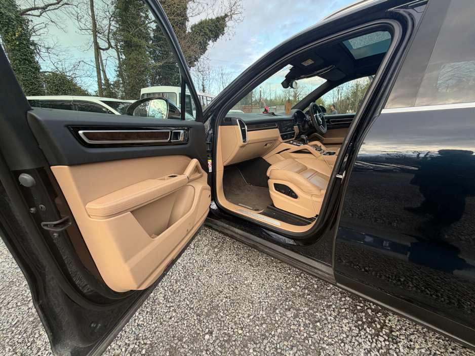 2022 Porsche Cayenne - image 7