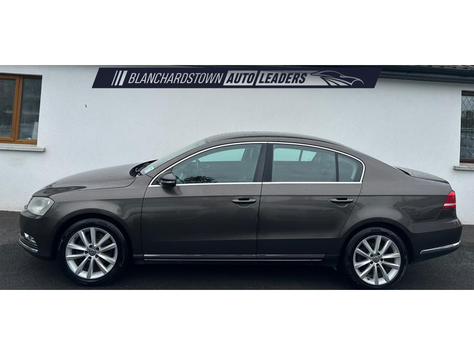 2012 Volkswagen Passat - image 2