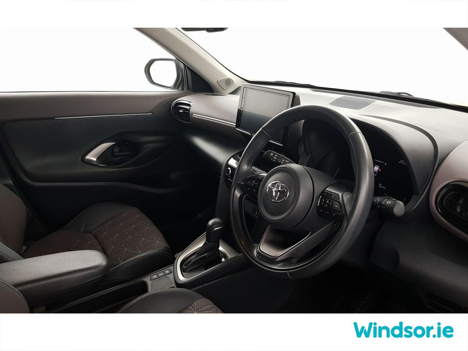 2022 Toyota Yaris Cross - image 10