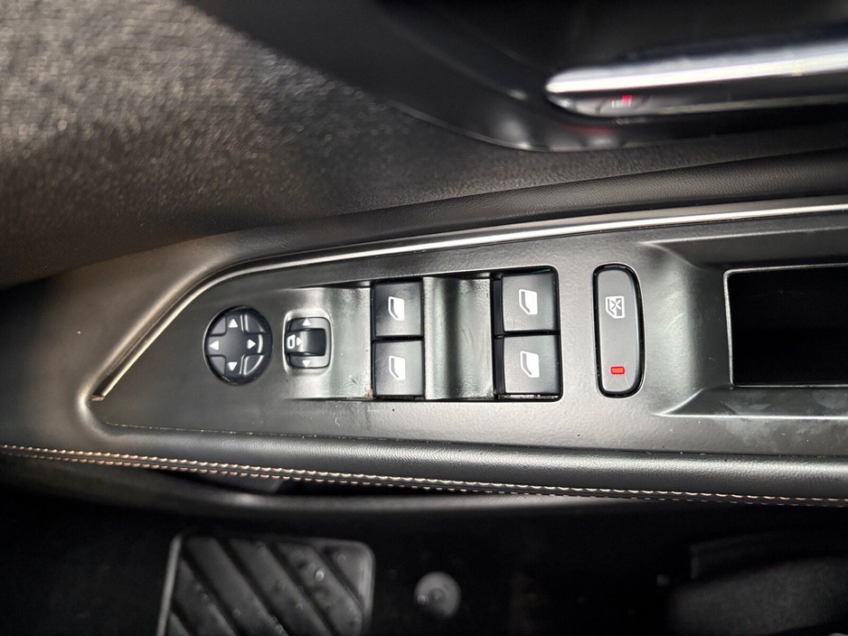 2018 Peugeot 5008 - image 10