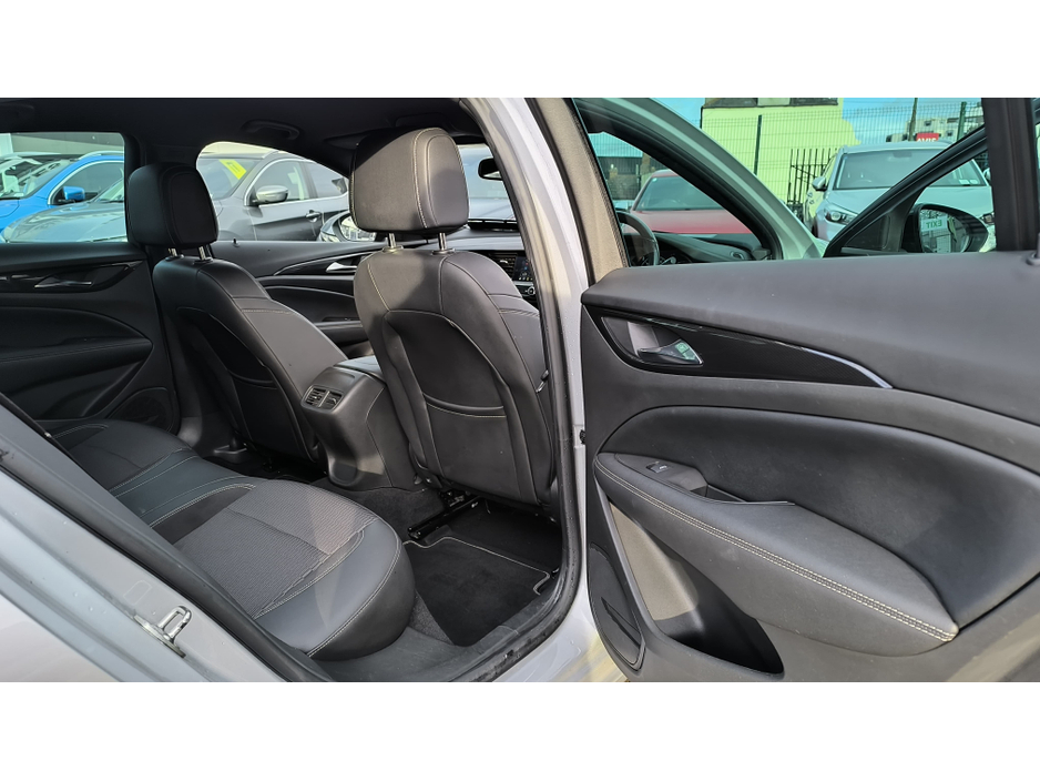 2021 Opel Insignia - image 11