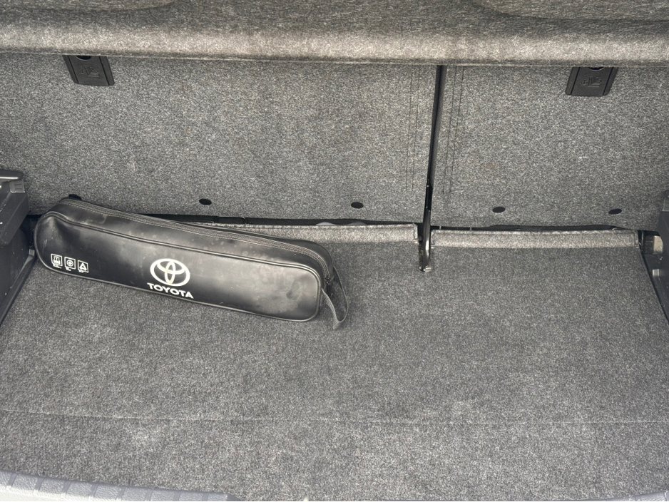 2016 Toyota Yaris - image 10