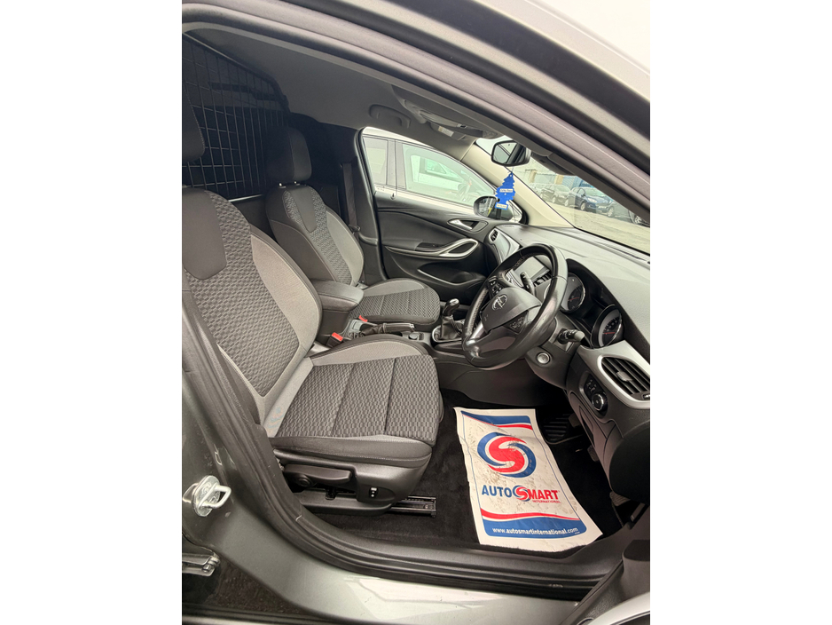 2020 Opel Astra - image 4