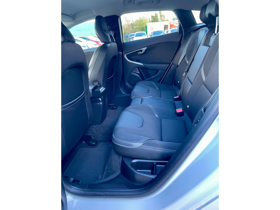 2019 Volvo V40 - image 21