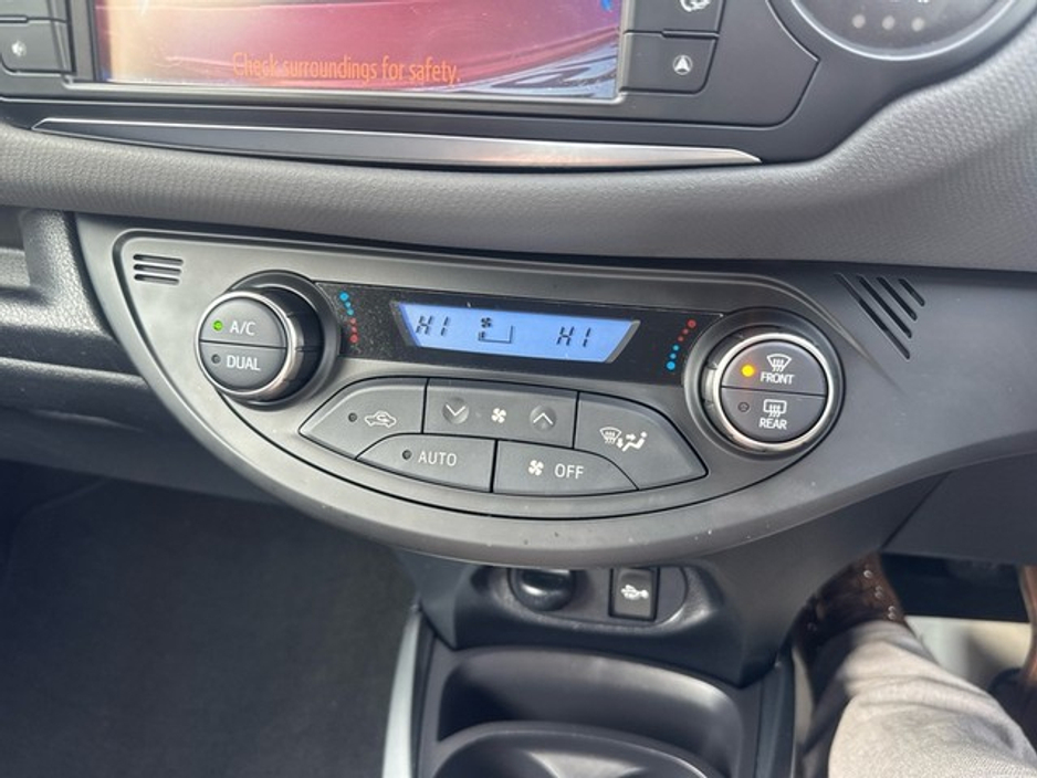 2016 Toyota Yaris - image 13