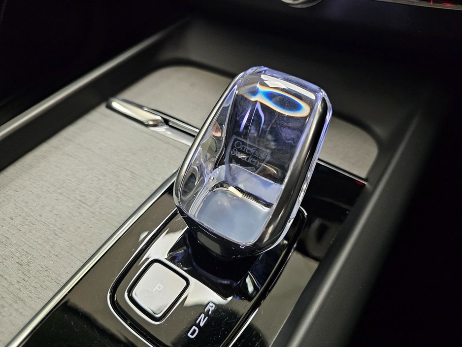 2025 Volvo XC60 - image 15