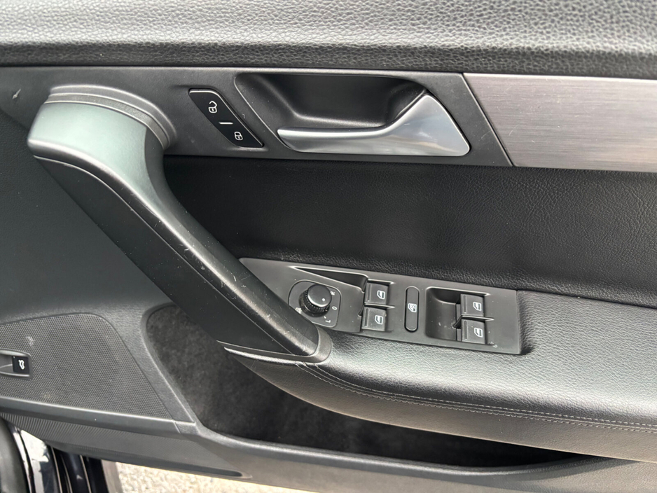 2014 Volkswagen Passat - image 24