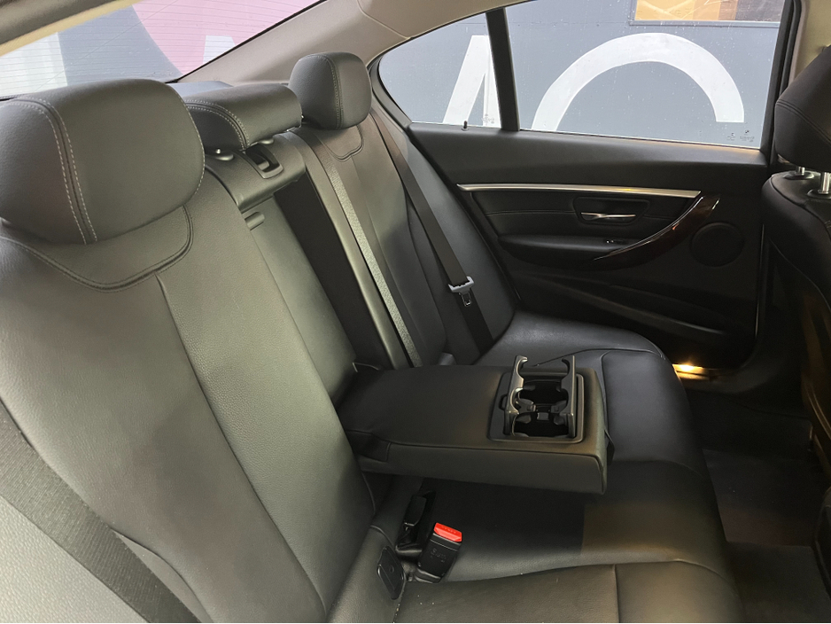 2017 BMW 3 Series - image 12