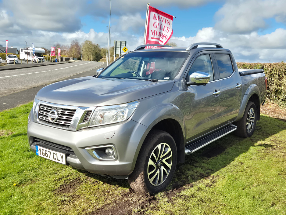 2017 Nissan Navara - image 2