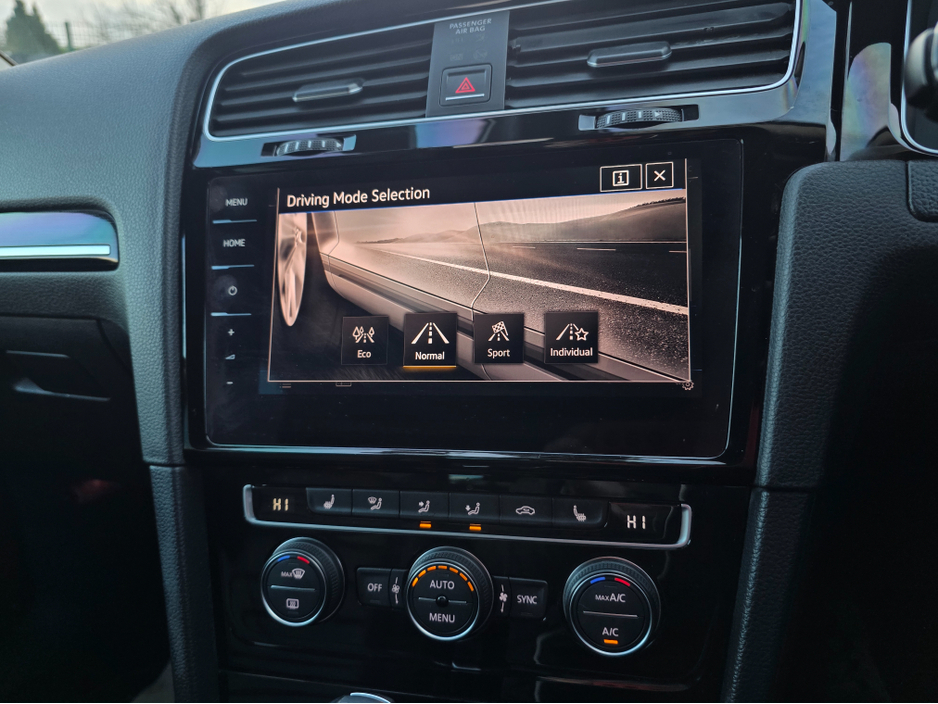 2017 Volkswagen Golf ( 172 REG LEATHER FULL LEATHER SEATS ELECTRIC MEMORY SEATS NAVI VIRTUAL CLOCKS ANDROID AUTO CARPLAY BLIND SPOT REAR TRAFFIC ASSIST ROAD SIGN RECOGNIZING LANE ASSIST LOW TAX BAND €17,500