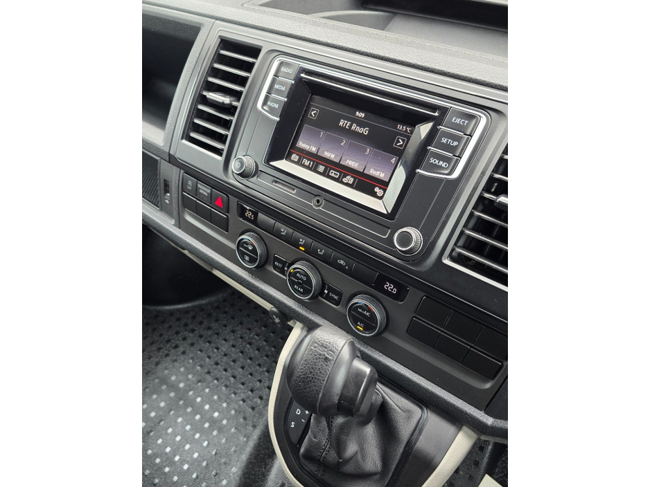 2018 Volkswagen Transporter - image 11