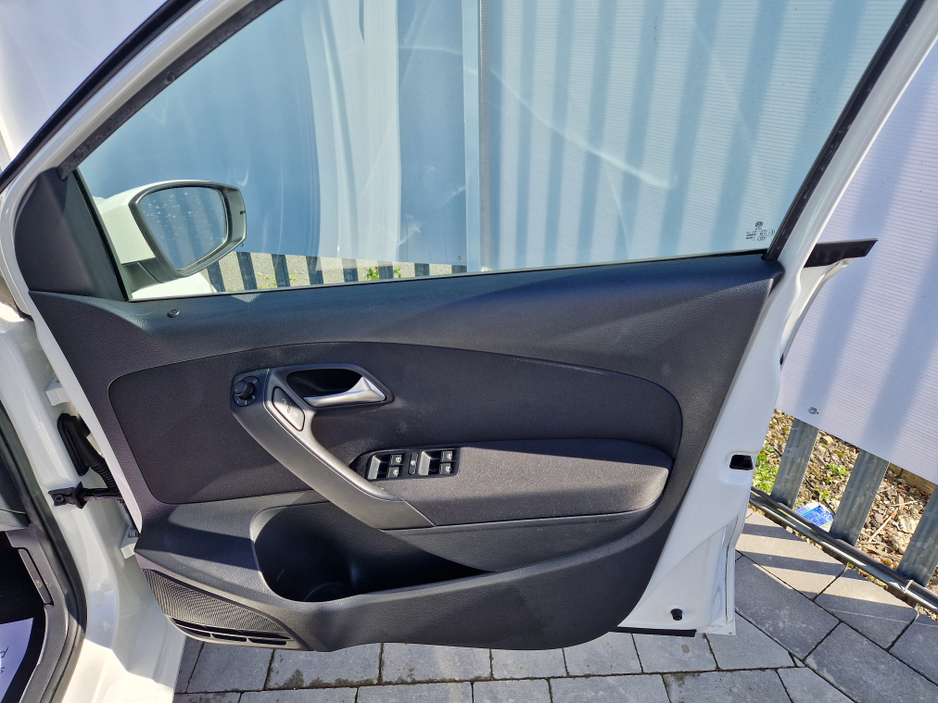 2013 Volkswagen Polo - image 14