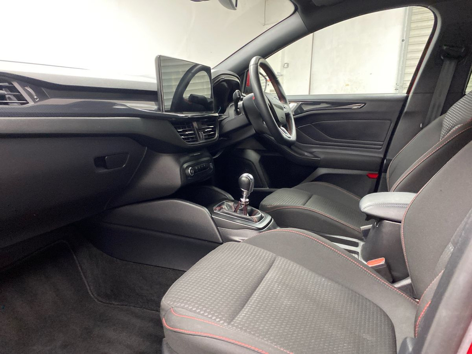 2023 Ford Focus - image 2