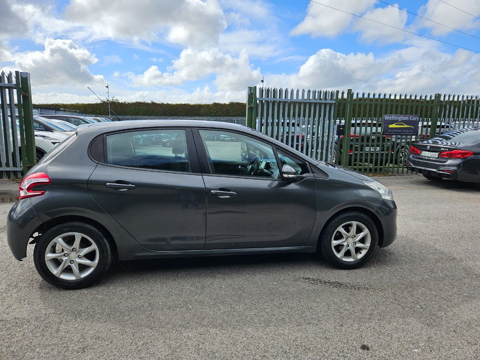 2014 Peugeot 208 - image 3