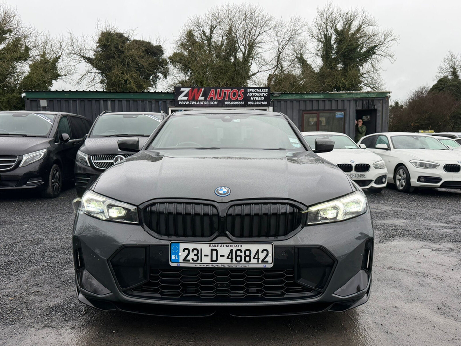 2023 BMW 3 Series - image 3