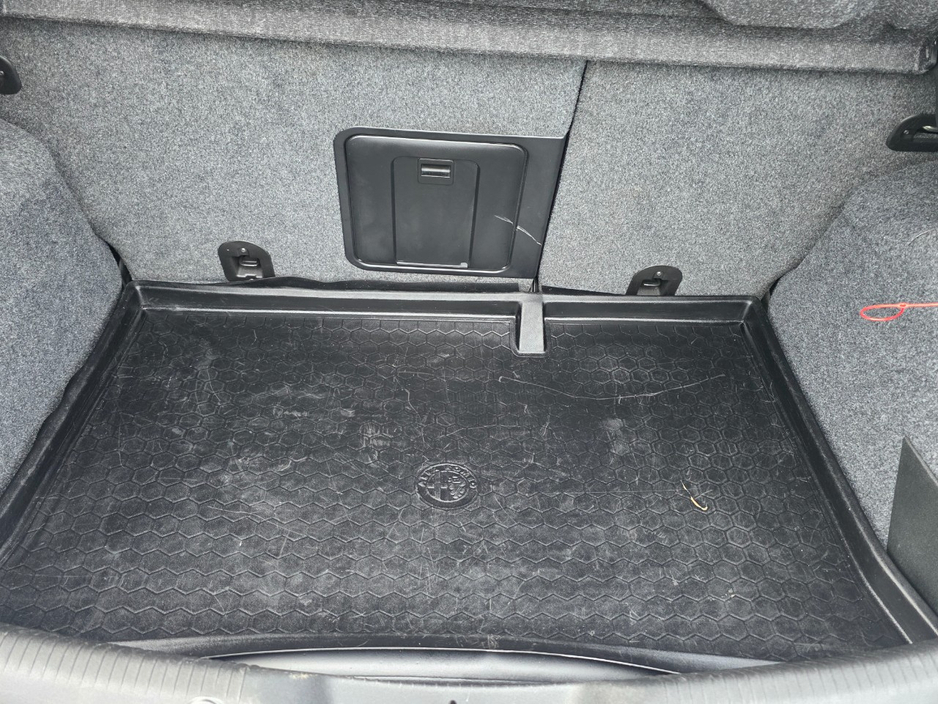 2013 Alfa Romeo Giulietta - image 10