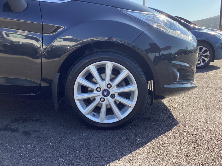 2016 Ford Fiesta - image 9