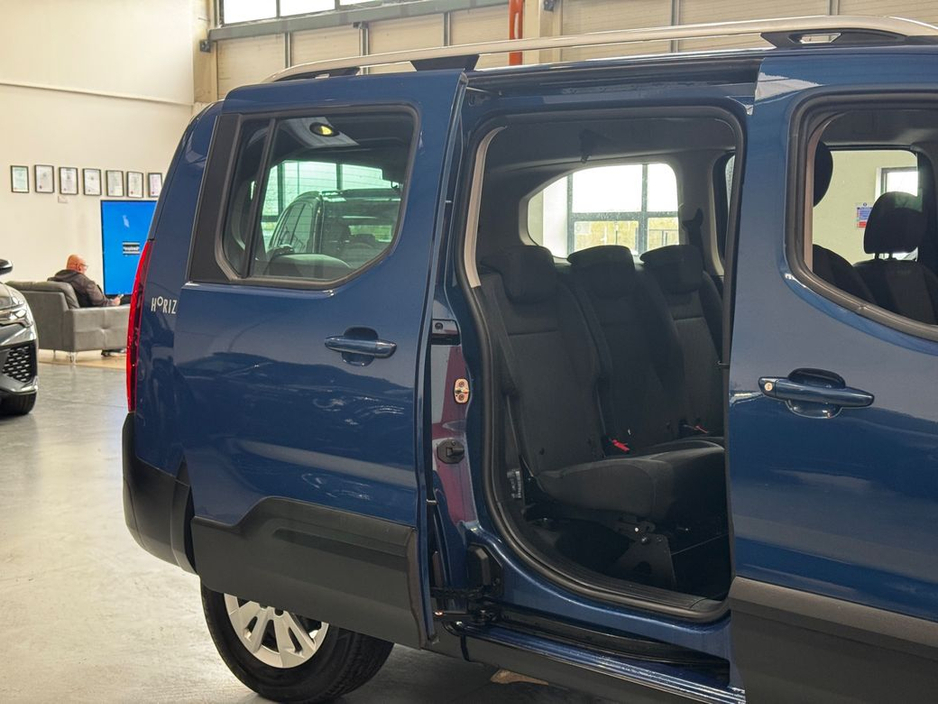 2021 Peugeot Rifter - image 16