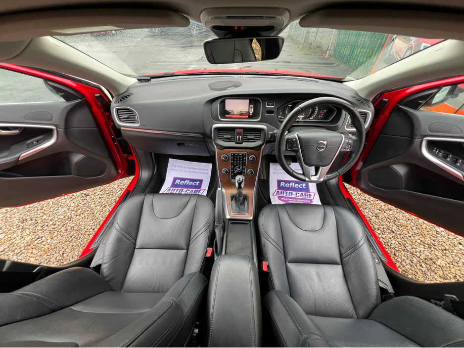 2019 Volvo V40 ==STUNNING VOLVO V40//AUTO//HUGE SPEC//FULL LEATHER// €17,500