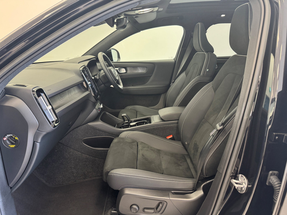 2023 Volvo XC40 - image 7