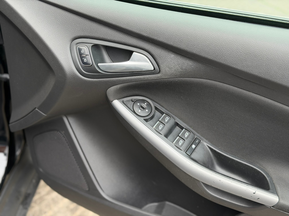 2016 Ford Focus - image 10