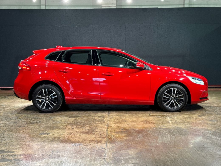 2019 Volvo V40 - image 2